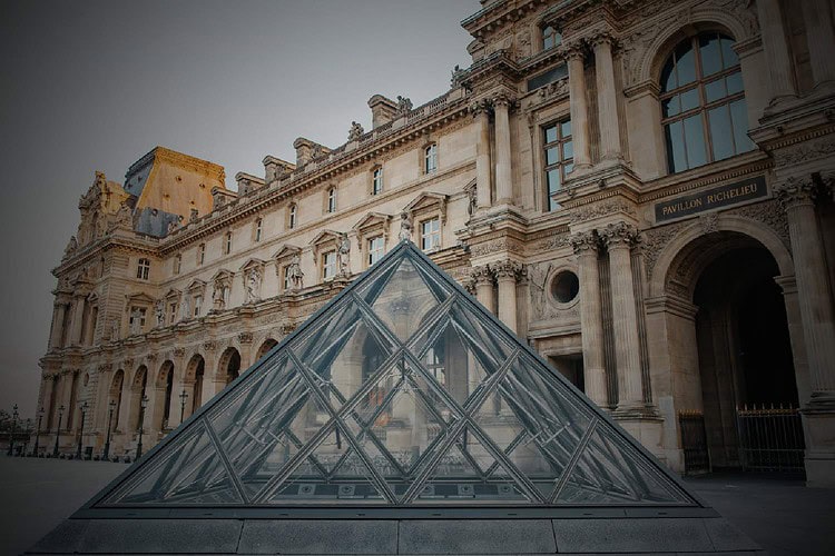 louvre museum jewellery heist