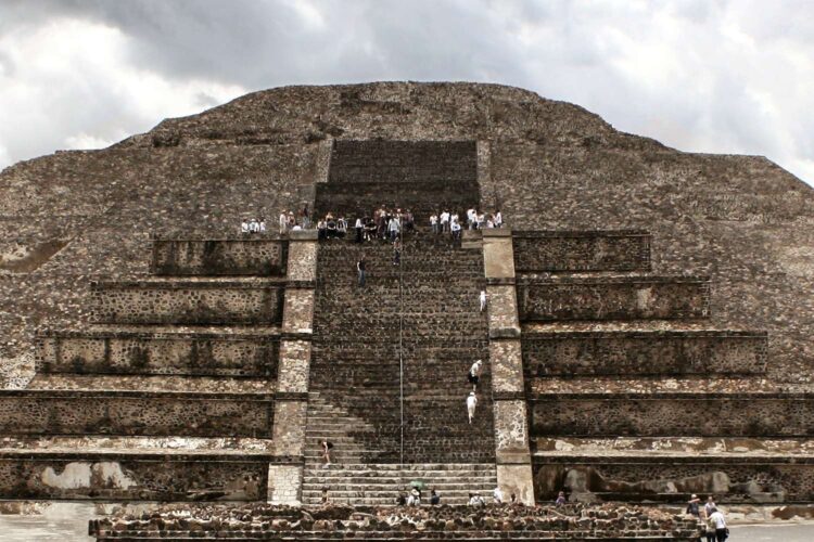 teotihuacan pyramid shooting tourist