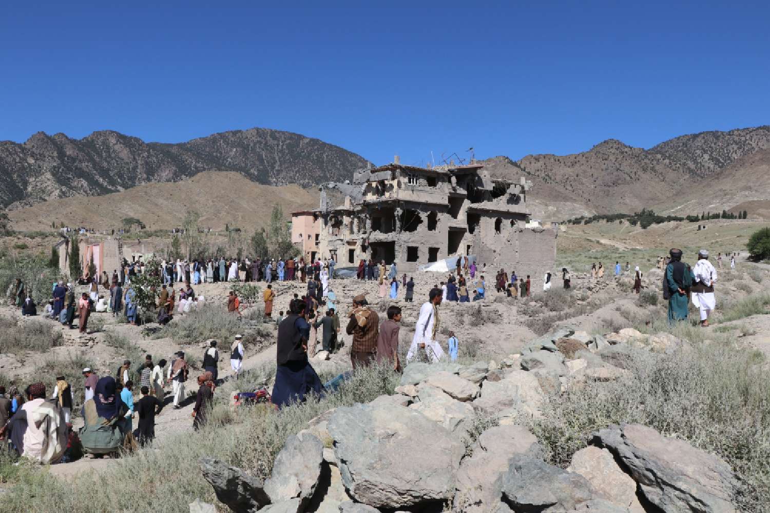 pakistan strikes afghanistan border dozens killed