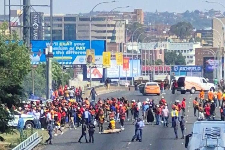 m1 johannesburg protest freeway closed smit street